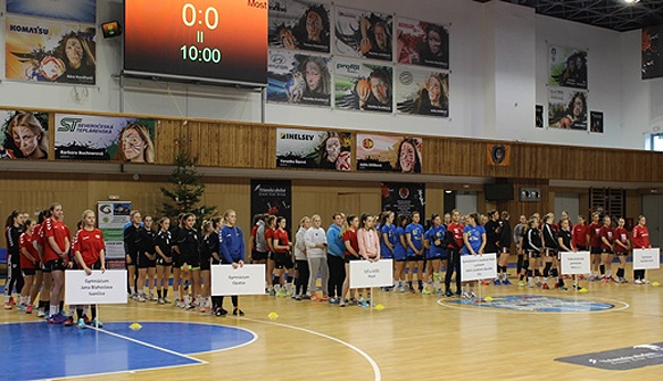 Děvčata z Podkrušnohorského gymnázia Most dominovala na házenkářském turnaji SŠ