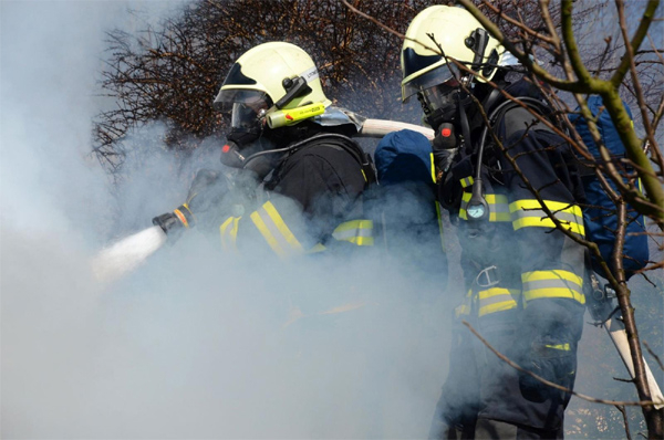 Požár osobního auta v Litoměřicích a hospodářské budovy v Běsnu