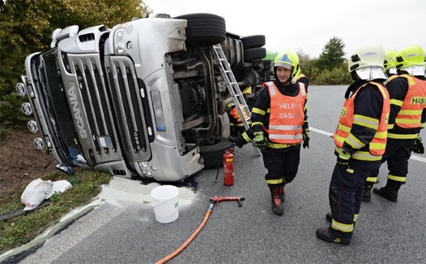 Dopravní nehoda kamionu v Lovosicích
