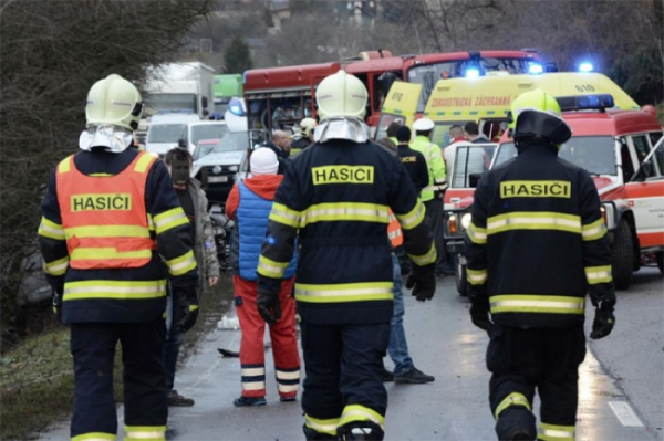 Dopravní nehoda osobního auta a kamionu u Panenského Týnce