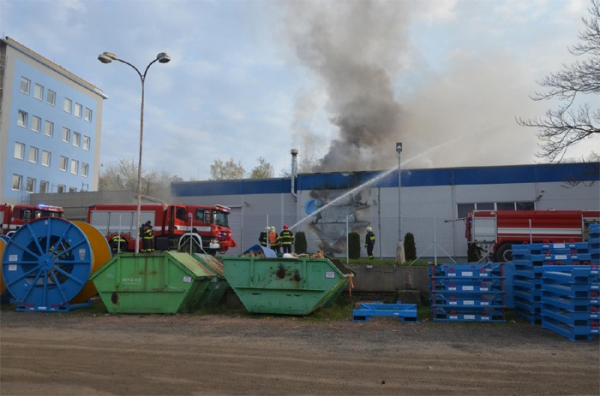 Požár průmyslové haly v Chomutově