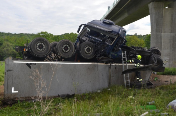 Na Lounsku spadl kamion z mostu, řidič a těhotná spolujezdkyně utrpěli těžká zranění