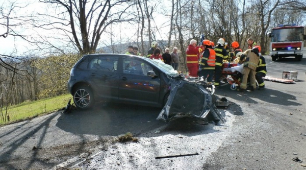 Dopravní nehoda čtyř osobních aut u Želének, okres Teplice