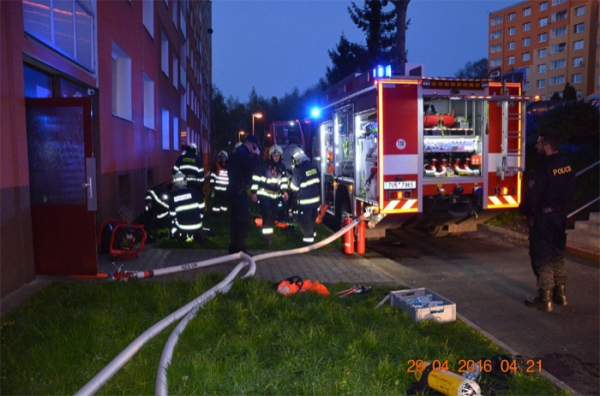 Požár elektrického rozvodu v panelovém domě v Jirkově