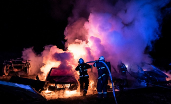 Požár tří osobních vozidel v Rumburku