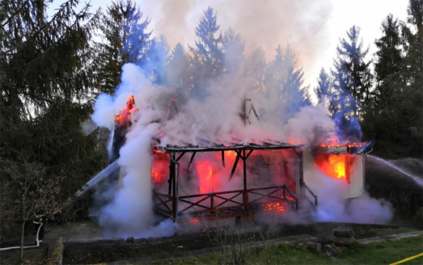 Škody přes tři miliony a dvě zraněné osoby si vyžádal požár chaty v Jetřichovicích