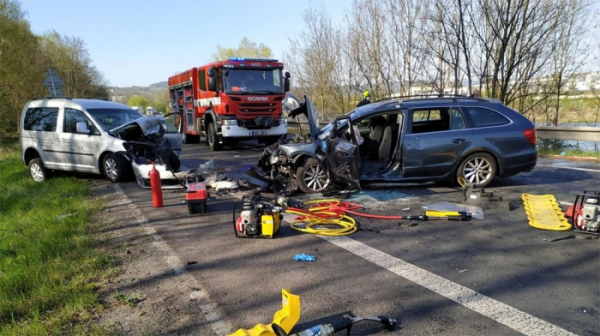 Čtyři lidé byli zraněni při dopravní nehodě dvou osobních aut u Malšovic