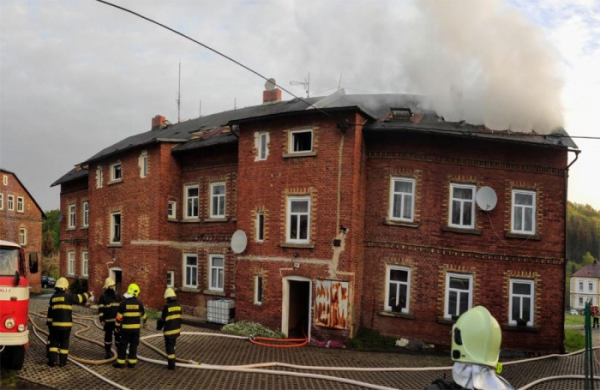 Škody za 3,5 milionu korun napáchal požár bytovky na Děčínsku