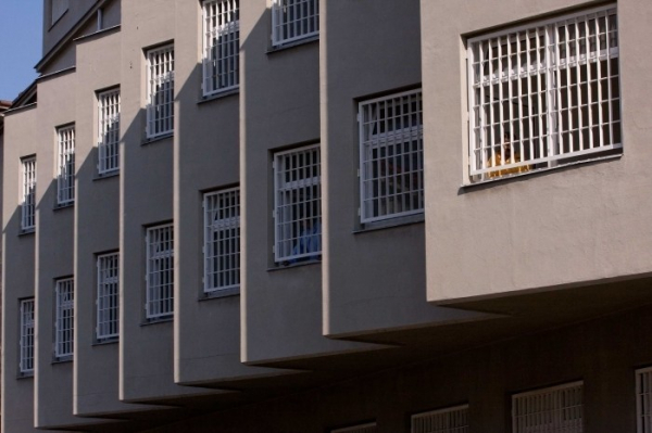 Policie obvinila skupinu lidí z pašování drog do věznice Nové Sedlo na Žatecku