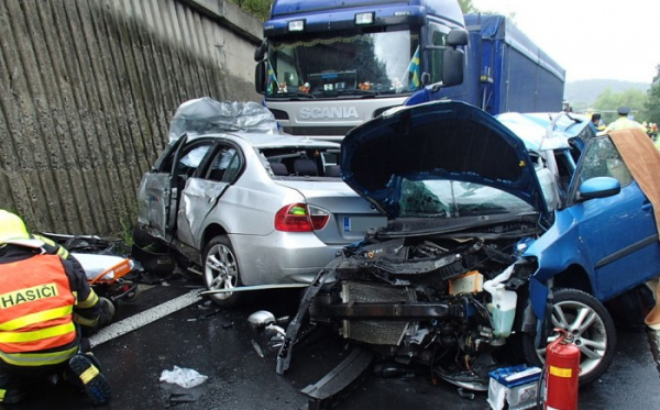 Při nehodě dvou osobních vozidel a kamionu u Klášterce nad Ohří jeden z řidičů zemřel