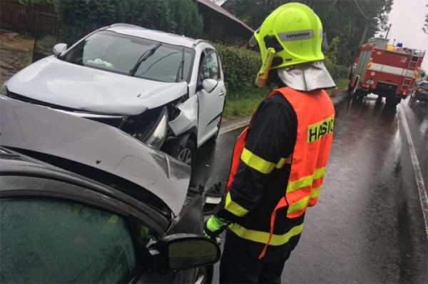 Při dopravní nehodě dvou osobních aut v Rybništi na Děčínsku byli zraněni dva lidé