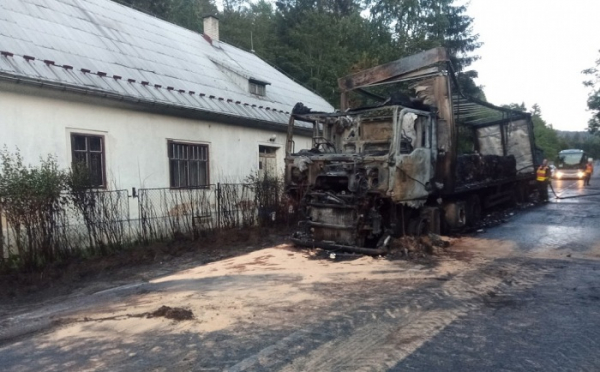 Na Děčínsku shořel kamion s odpadním papírem, řidič naštěstí stihl vyskočit