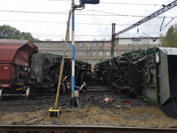 Na Teplicku vykolejil nákladní vlak s uhlím, předběžná škoda je třicet milionů korun