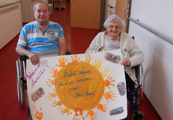 Seniory v terezínském domově potěšila přání od dětí k Mezinárodnímu dni seniorů