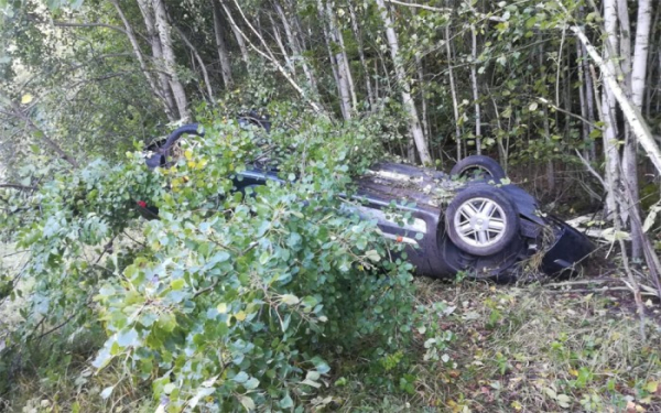 Při dopravní nehodě osobního vozu u obce Hlinná zasahoval i vrtulník LZS
