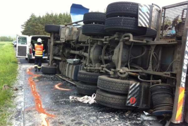 Dopravní nehoda kamionu u Huntířova