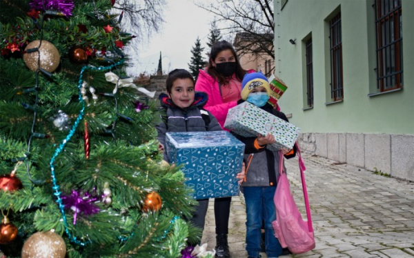 K chudým dětem letos poputuje rekordních 51 612 krabic s vánočními dárky