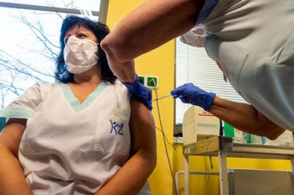 Ústecký kraj obdržel první dávky vakcíny proti koronaviru a zahájila očkování zaměstnanců v první linii