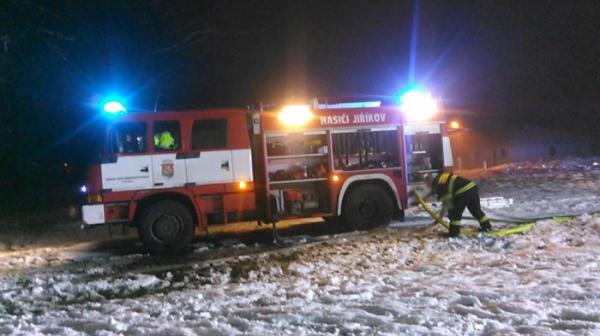 Čtyři hasičské jednotky vyjely k požáru domu v Jiříkově
