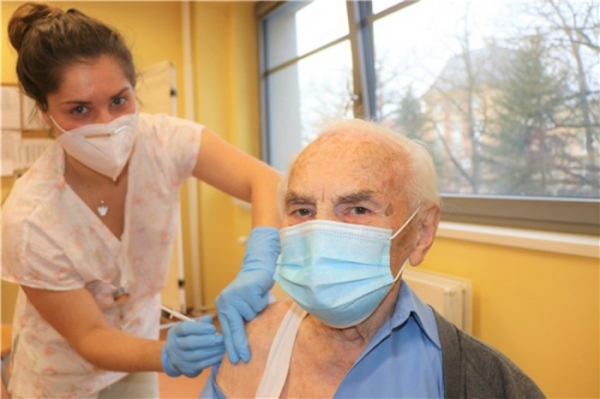 V Krajské zdravotní v ústecké nemocnici se nechal naočkovat i stoletý Alois Randus