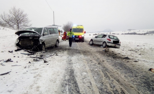 Střet dvou osobních vozů u Libčevse si vyžádal sedm zraněných osob