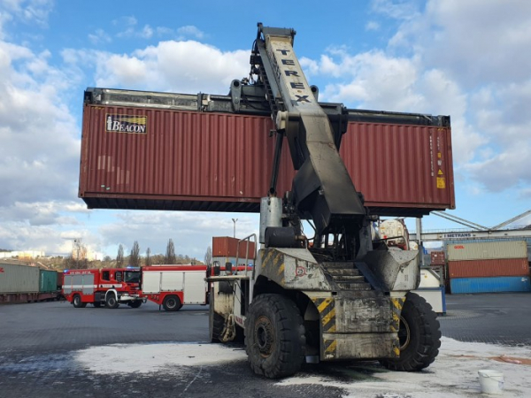 Při hašení nakladače kontejnerů v přístavu v Krásném Březně došlo k úniku nečistot do řeky Labe 