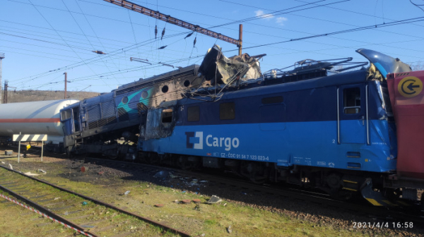 Na Teplicku se čelně srazily dva nákladní vlaky, strojvedoucí jednoho z nich nehodu nepřežil