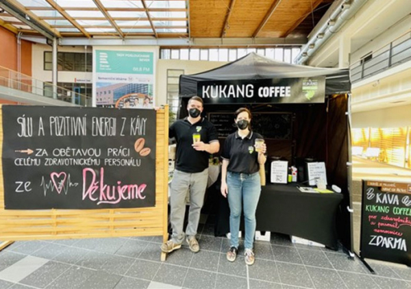 Boj proti koronaviru zpříjemňuje personálu ústecké nemocnice ochranářská kavárna Kukang Coffee