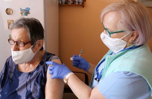Z ústecké nemocnice vyjel mobilní tým do domácností očkovat seniory proti nemoci COVID-19