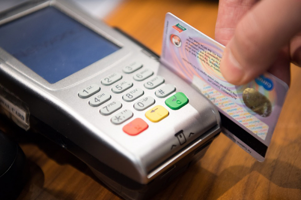 26letý muž z Litvínova dělal nákupy s nalezenou cizí kartou