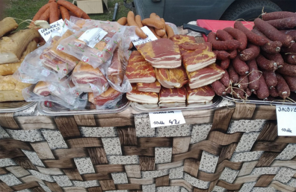 Nevhodné podmínky prodeje masných výrobků na trhu v Ředhošti na Litoměřicku