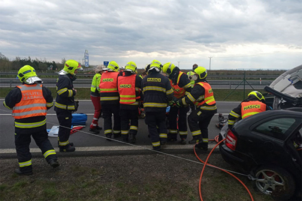 Při střetu  osobního a nákladního auta u Vysočan byla zraněna jedna osoba