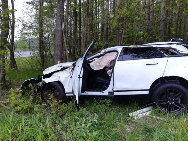 U Ludvíkovic narazil osobní automobil do stromu, jeden člověk se zranil 