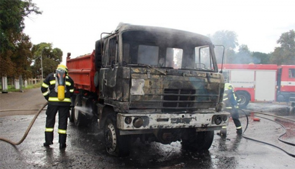 Dopravní nehoda v Děčíně, požár trolejbusu v Ústí nad labem