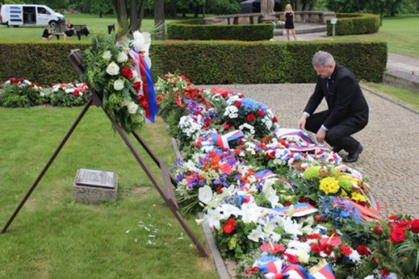 Radní Ústeckého kraje Rieger se poklonil památce obětí vyvražděných Lidic v roce 1942