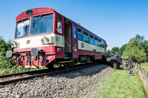 V Horním Podluží došlo ke střetu osobního vozu s vlakem, dvě osoby se zranily