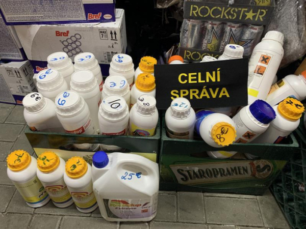 V Karlovarském a Ústeckém kraji zajistili celníci 222 litrů padělaných herbicidních přípravků