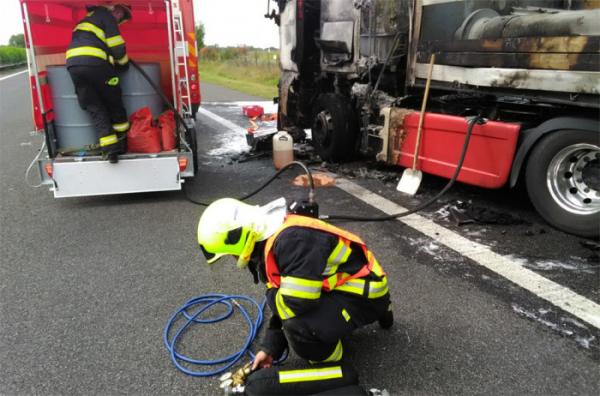 Na dálnici D7 hořel kamion, hasiči museli při požáru ochlazovat propan-butanovou láhev