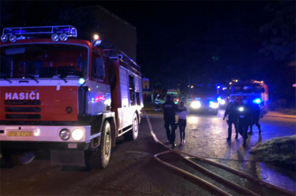 Hasiči  evakuovali při požáru bytovky v Bílině 23 osob, 8 lidí se zranilo 