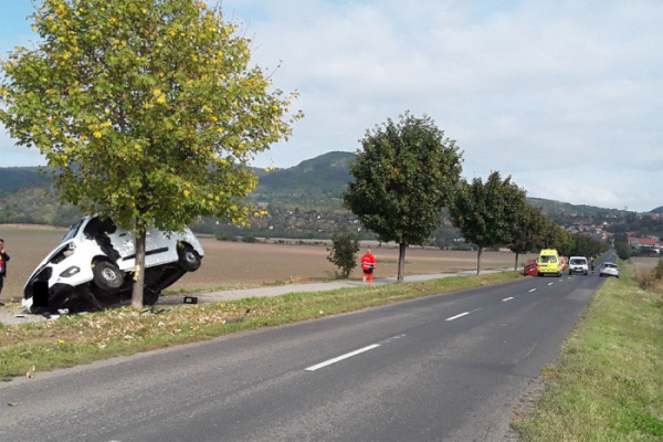 U obce Žitenice došlo ke střetu dvou osobních vozů, jeden z nich zůstal zaklíněný ve stromě 