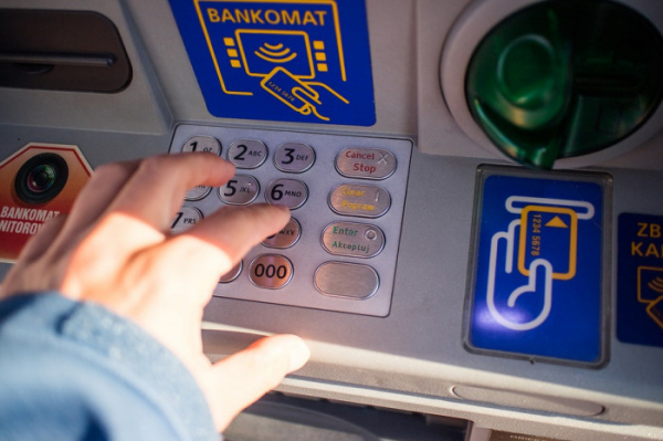 35letý muž z Litvínovska platil za zboží odcizenou kartou, peníze vybíral i z bankomatů