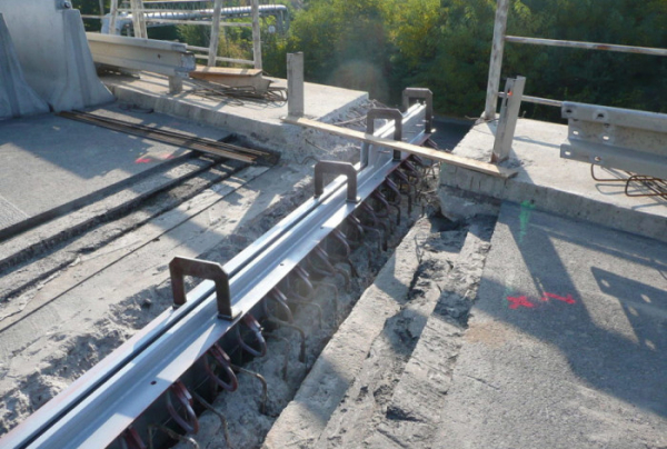 Na mostě v Komořanech probíhá betonáž mostních závěrů