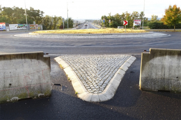 Okružní křižovatka u nového mostu v Litoměřicích dostane odolnější povrch