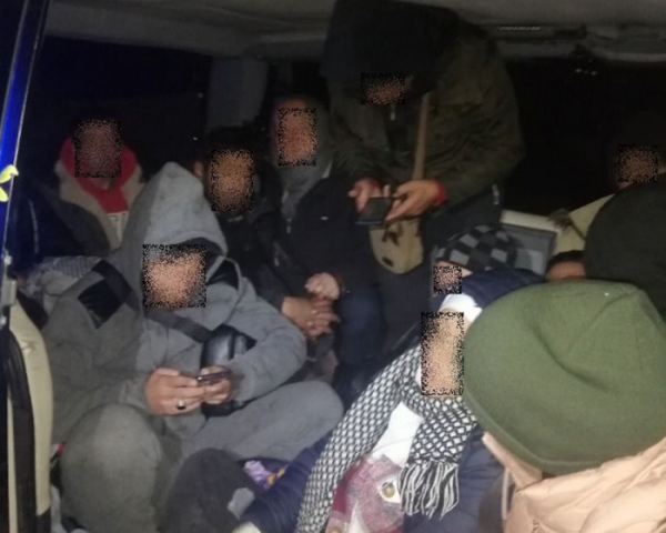 Řidič dodávky ujížděl před hlídkou a havaroval, ve voze převážel15 migrantů
