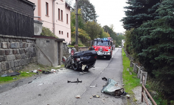 V Dolní Poustevně na Děčínsku narazil osobní vůz do domu a skončil převrácený na střeše