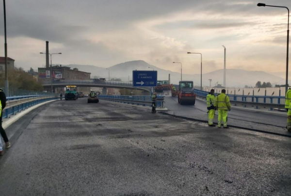 ŘSD: Na Novém mostě v Děčíně pokládáme finální vrstvu asfaltu