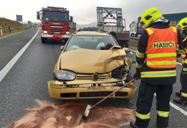 Osobní automobil na dálnici u Opárna narazil do značky a vozu silničářů 