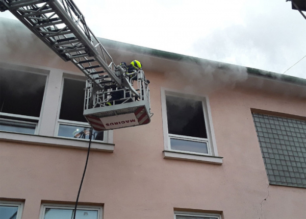 Při požáru kabinetu v žalhostické škole hasiči evakuovali 88 dětí a 21 dospělých osob
