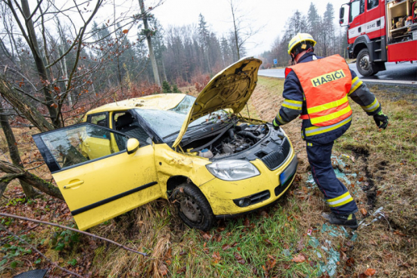 Osobní vozidlo se u Jiřetína pod Jedlovou při nehodě přetočilo přes střechu, tři lidé skončili v nemocnici