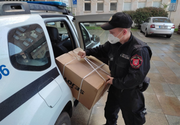 Strážníci v Ústí nad Labem opět pomáhají v boji proti epidemii